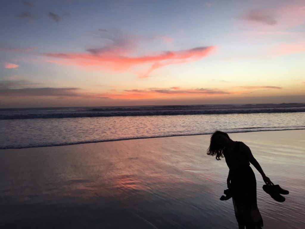 夕焼けの浜辺のシルエット画像